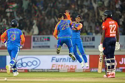 வருண் சக்கரவர்த்தி 5 விக்கெட்டுகள்: இந்தியாவுக்கு 172 ரன்கள் இலக்கு!