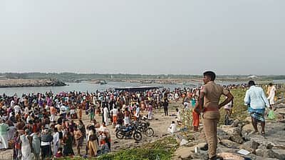 தை அமாவாசை: பூம்புகாரில் ஆயிரக்கணக்கான மக்கள் வழிபாடு!