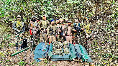 மணிப்பூர்: 6 ராக்கெட் குண்டுகள் மற்றும் ஆயுதங்கள் பறிமுதல்! 