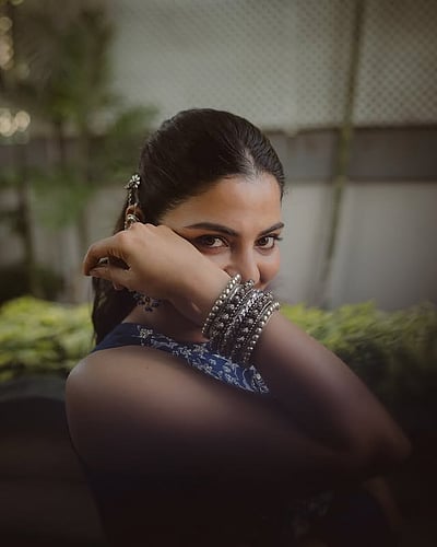 இரு விழி உனது... நிகிலா விமல்!