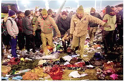 கும்பமேளாவில் நெரிசல்: 30 போ் உயிரிழப்பு- திரிவேணி சங்கமத்தில் நீராட கோடிக்கணக்கில் குவிந்த பக்தா்கள் 