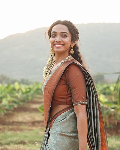 குடும்பஸ்தி... சான்வி மேக்னா! 