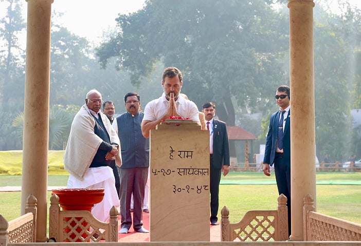 எதிர்க்கட்சித் தலைவர் ராகுல் காந்தி மரியாதை.