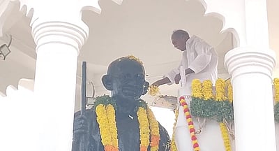 காந்தி சிலைக்கு துணைநிலை ஆளுநர், முதல்வர் மாலை அணிவித்து மரியாதை