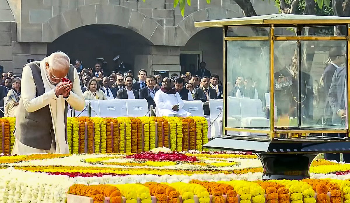 மகாத்மா காந்தி நினைவிடத்தில் பிரதமர் மோடி மரியாதை.