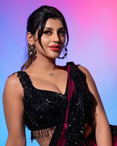 மாய பூ திரள்... யாஷிகா ஆனந்த்!