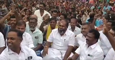 சாலை மறியல்: முன்னாள் அமைச்சர் ஆர்.பி. உதயகுமார் கைது!