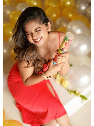 பூவுக்கு பொறந்தநாளு... பிரீத்தி சர்மா! 