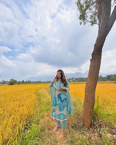 வான்காவின் மஞ்சள்... அபர்ணா தாஸ்!