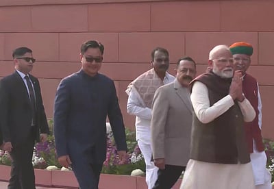 பட்ஜெட்: நாடாளுமன்றத்திற்கு பிரதமர் மோடி, அமைச்சர்கள் வருகை!