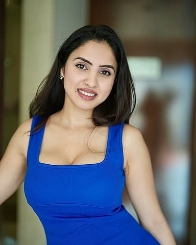 நீந்துகின்ற வெண்ணிலா...  பிரியங்கா கோல்கடே! 