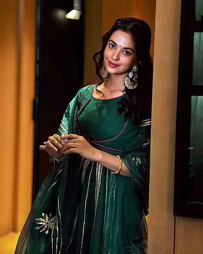 வந்ததே குங்குமம்... ஷ்ருதி ஷர்மா!