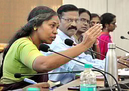 வாக்களிப்பதன் அவசியம் குறித்து விழிப்புணா்வு ஏற்படுத்த வேண்டும்: ஆட்சியா் ரா. பிருந்தாதேவி