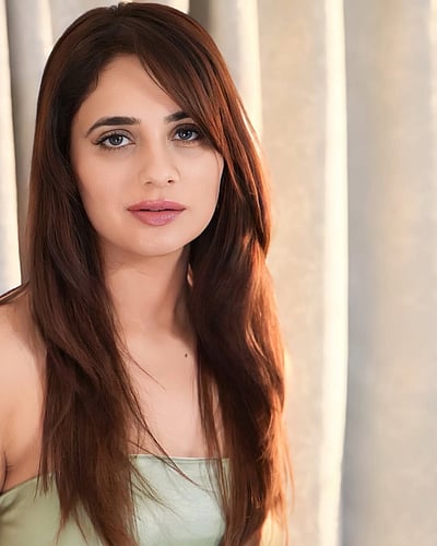 மௌனமே பார்வையால்.. பிரியங்கா ரேவ்ரி!