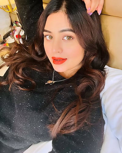 வெண்மேகம் பெண்ணாக.. ரிதாபாரி சக்ரவர்த்தி!