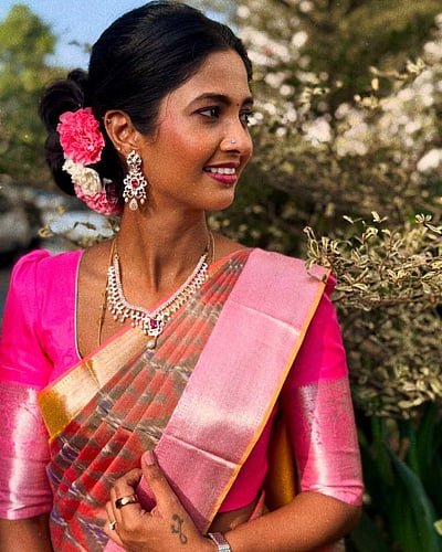 பூவே பெண் பூவே... கீர்த்தி பாண்டியன்!