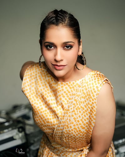 உன் பார்வையில் ஓராயிரம்.. ராஷ்மி கௌதம்! 