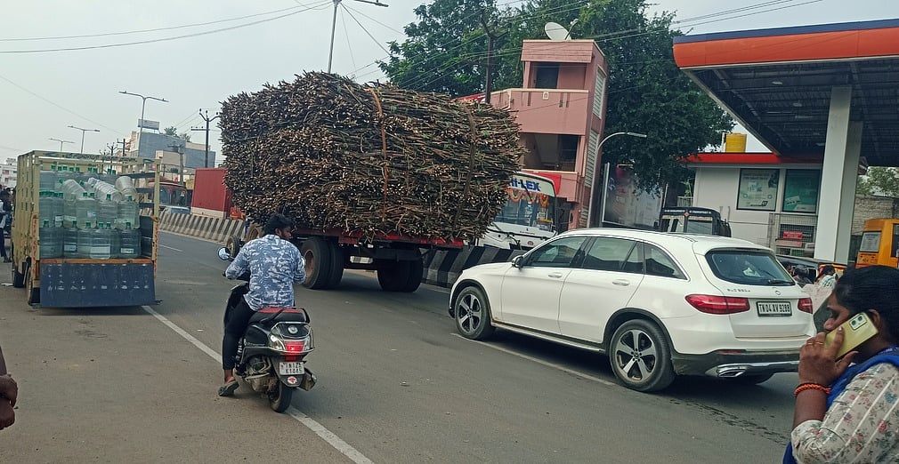 திருவள்ளூரில் போக்குவரத்துக்கு இடையூறாக கரும்பு லோடு டிராக்டா்கள்! விபத்து அபாயத்தைத் தடுக்க பொதுமக்கள் வலியுறுத்தல்