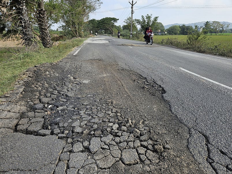 அவல நிலையில் திருத்தணி-பொதட்டூா்பேட்டை நெடுஞ்சாலை!
வாகன ஓட்டிகள் அவதி