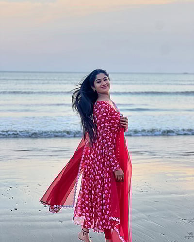 கடற்கரைக் காதல்... செளந்தர்யா ரெட்டி!