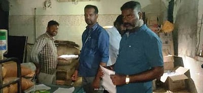 அரக்கோணம்: நியாய விலைக்கடைகளில் பூட்டை உடைத்து அதிகாரிகள் சோதனை