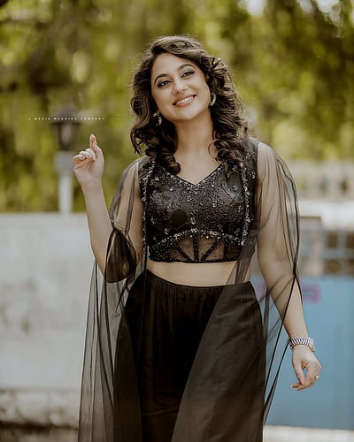 வெண்குயில்... மியா!