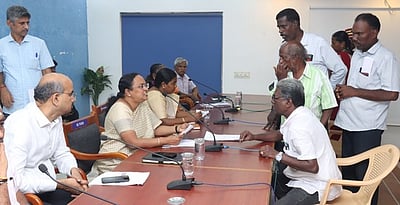 பேருந்து வசதி கோரி ஆட்சியரிடம் மனுக்களை அளித்த கிராம மக்கள்