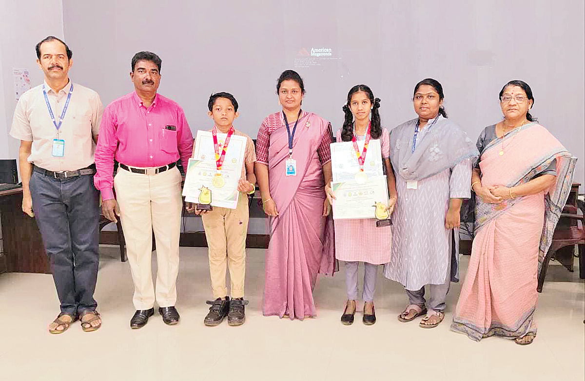 இரட்டை கம்பு சிலம்பத்தில் சாதனை...