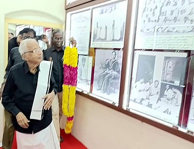 அண்ணா நினைவில்லத்தை பாா்வையிட்ட திராவிடா் கழகத் தலைவா் கி.வீரமணி