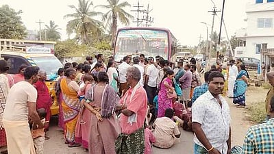 நல்லூா்பாளையத்தில் அரசுப் பேருந்தை சிறைபிடித்து பொதுமக்கள் போராட்டம்