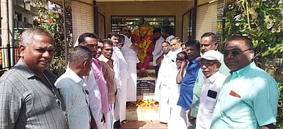 அண்ணா நினைவுதினம் அனுசரிப்பு; சிலைக்கு அஞ்சலி