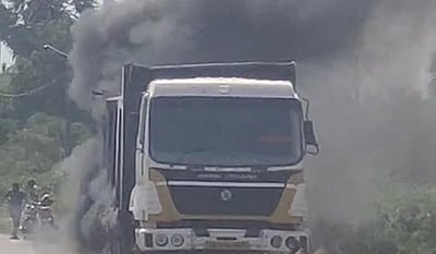 திடீரென தீப்பிடித்து எரிந்த லாரி!