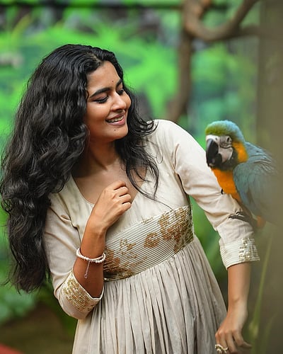 பச்சைக் கிளிகள் தோளோடு... தீபா பாலு!