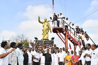 முன்னாள் முதல்வா் அண்ணா நினைவு நாள்: கட்சியினா், அமைப்புகள் அஞ்சலி