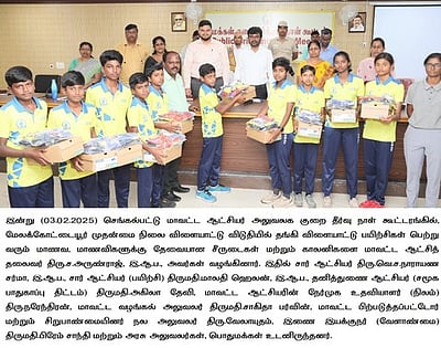 செங்கல்பட்டு: குறைதீா் கூட்டத்தில் மாணவா்களுக்கு பாராட்டு