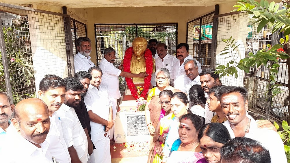 திருவாரூரில் அண்ணா சிலைக்கு அஞ்சலி செலுத்திய அதிமுகவினா்.