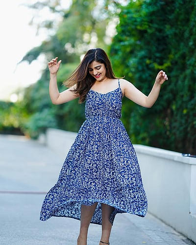 சோகம் மறந்தவள்... சோனியா சுரேஷ்! 