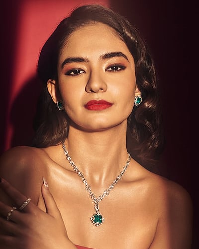 ஏழாம் வானத்தின் சிவப்பு... அனுஷ்கா சென்!