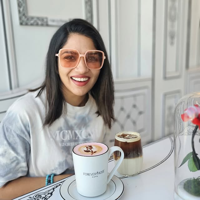 ஸ்மைலி.. ஸ்வாசிகா!