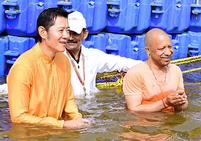 மகா கும்பமேளாவில் நீராடிய பூடான் அரசர்!