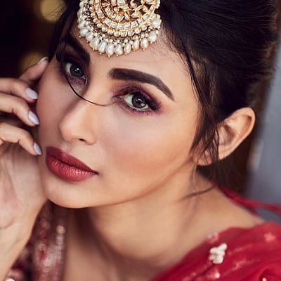 பார்த்த விழி... மௌனி ராய்!