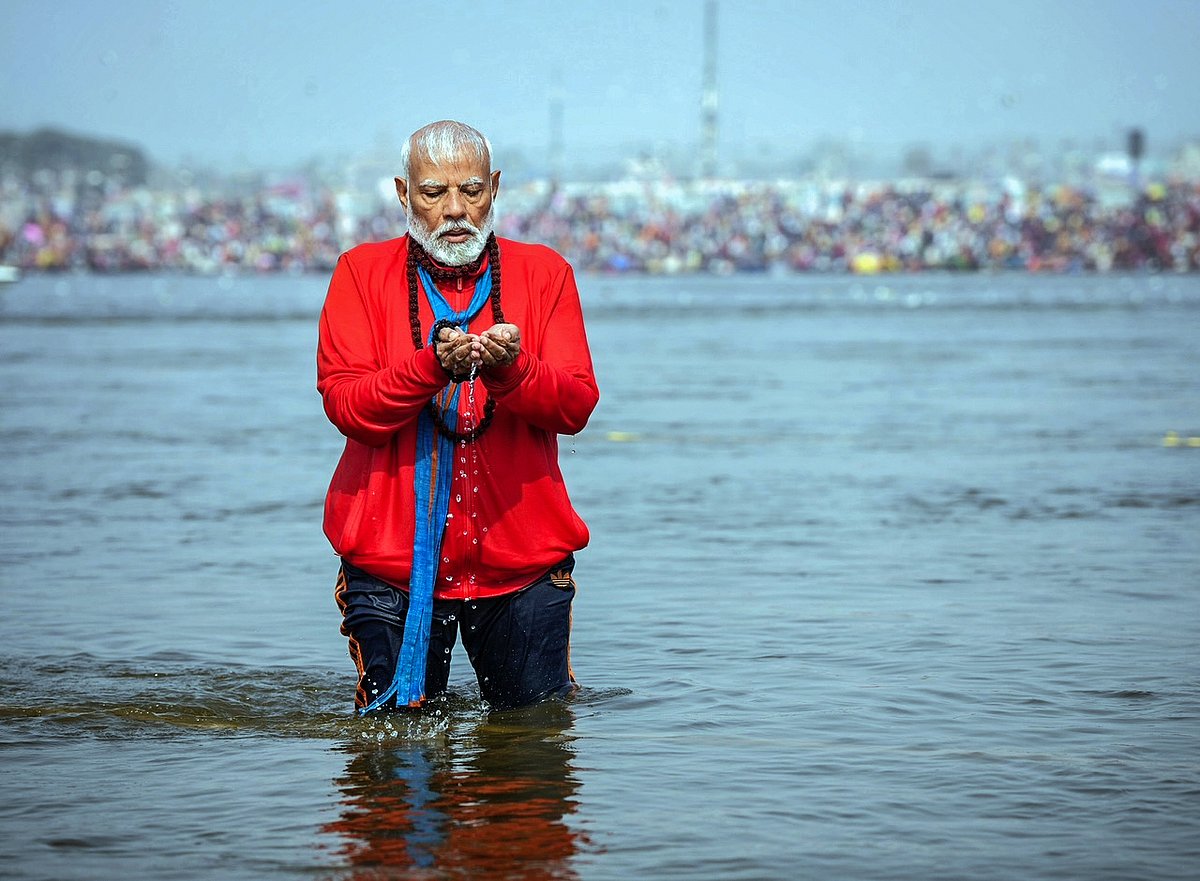 144 ஆண்டுகளுக்கு ஒருமுறை நடைபெறும் மகா கும்பமேளாவில் கலந்துகொள்ள உலகம் முழுவதும் இருந்து ஏராளமான பக்தர்கள் தினமும் வந்து புனித நீராடி வருகின்ற நிலையில், திரிவேணி சங்கமத்தில் நீராடி, பிரார்த்தனை செய்த பிரதமர் நரேந்திர மோடி.