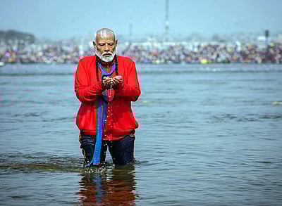 திரிவேணி சங்கமத்தில் புனித நீராடிய பிரதமர் மோடி - புகைப்படங்கள்