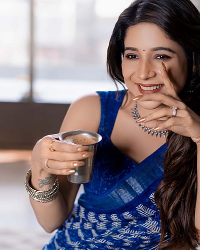 தேனும் தேநீரும்... சாக்‌ஷி அகர்வால்!