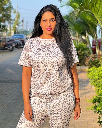 வெயிலின் வெளிச்சத்தில்... ரேஷ்மா பசுபுலேட்டி! 