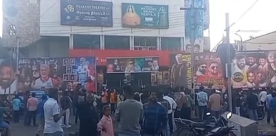 சேலத்தில் விடாமுயற்சி வெளியானது! ரசிகர்கள் பட்டாசு வெடித்துக்  கொண்டாட்டம்!!