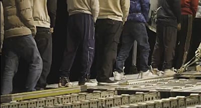 இந்தியர்களின் கை, கால்களில் விலங்கு: ஏலியன் எனக் குறிப்பிட்டு விடியோ பகிர்ந்த அமெரிக்கா
