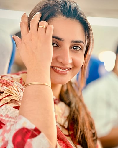 கொஞ்சம் சிரிங்க... சுஜிதா!