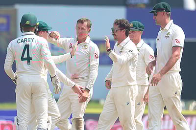 அசத்திய ஆஸி.: முதல்நாளில் 9 விக்கெட்டுகளை இழந்த இலங்கை அணி! 