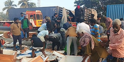 மீன் வேன் டயர் வெடித்து விபத்து: சாலையில் கொட்டிய மீனை போட்டி போட்டு அள்ளிச் சென்ற மக்கள்!